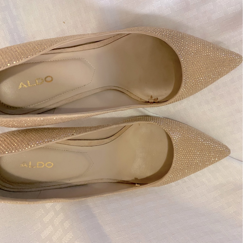 Shiny gold shoes with purse